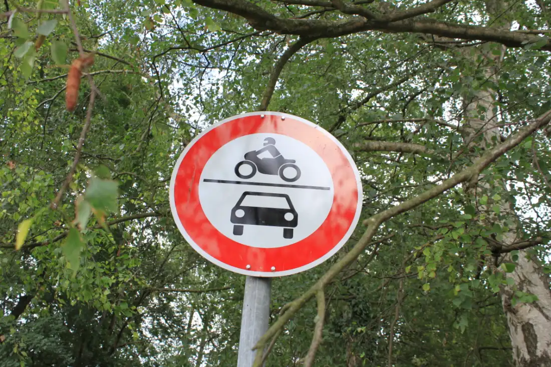 Kaltstart um sieben: Standgeräusch und der Ruf der Motorradgäste